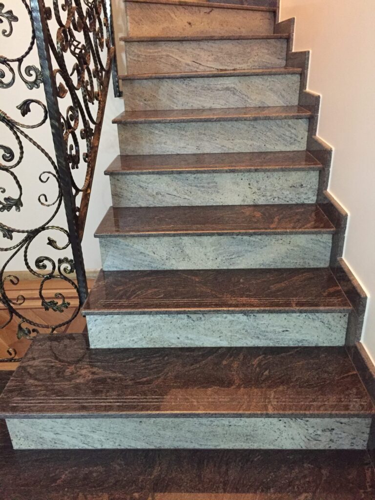 Scară placată cu piatră naturală – lucrare Kawa Stone