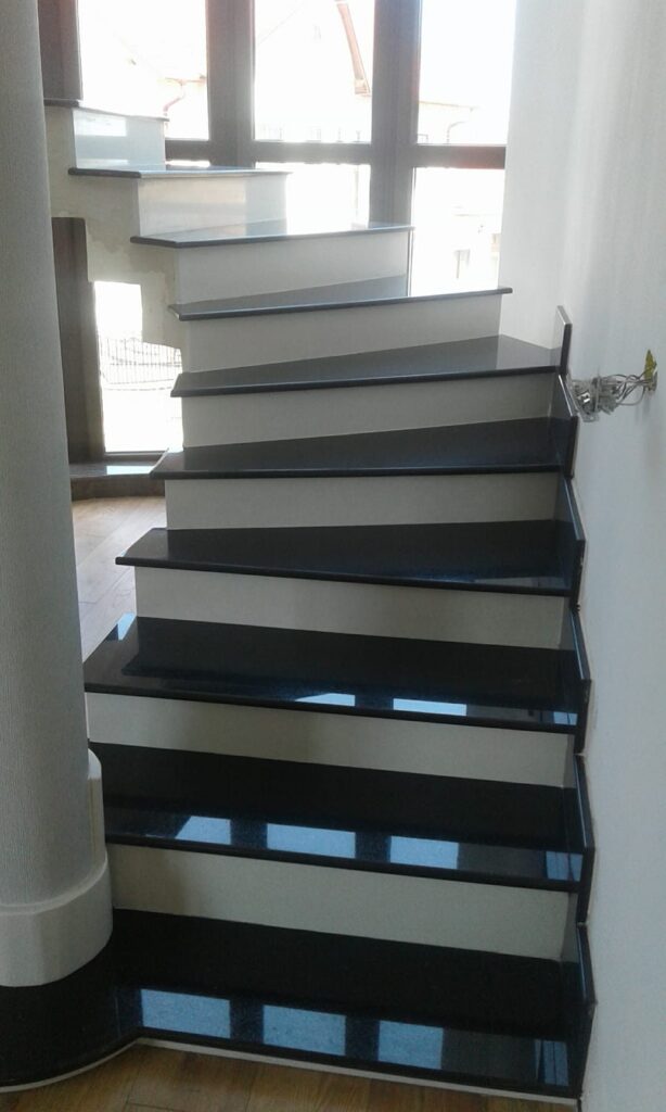 Scară placată cu piatră naturală – lucrare Kawa Stone
