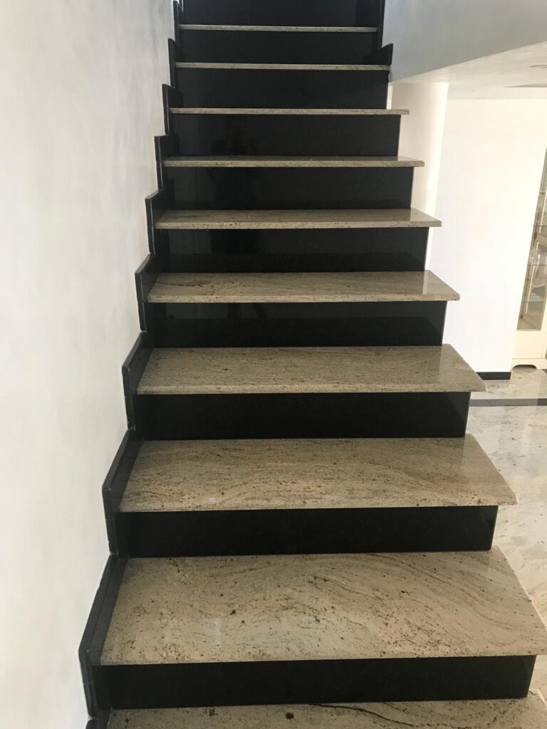 Scară placată cu piatră naturală – lucrare Kawa Stone