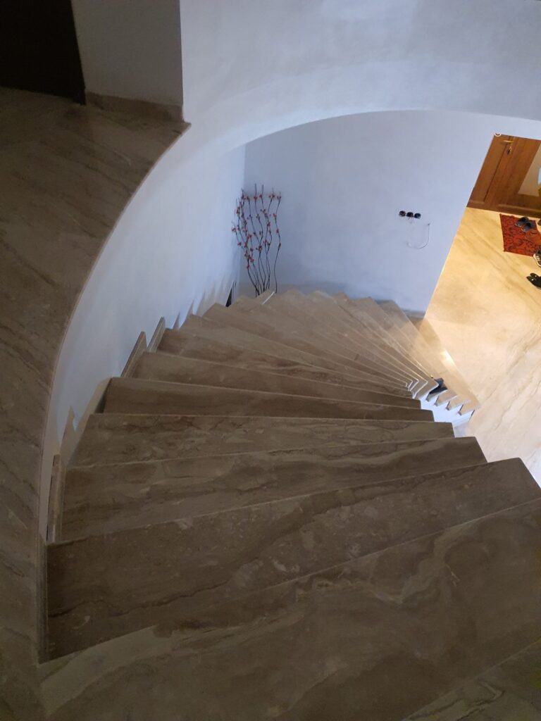 Scară placată cu piatră naturală – lucrare Kawa Stone