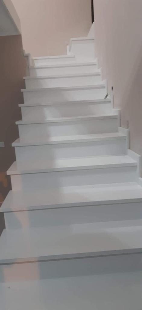 Scară placată cu piatră naturală – lucrare Kawa Stone