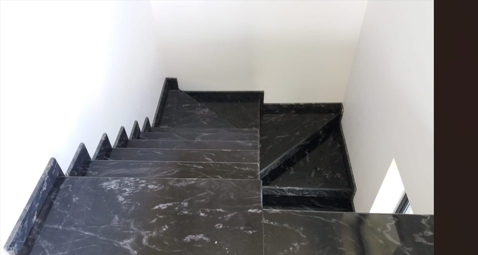 Scară placată cu piatră naturală – lucrare Kawa Stone