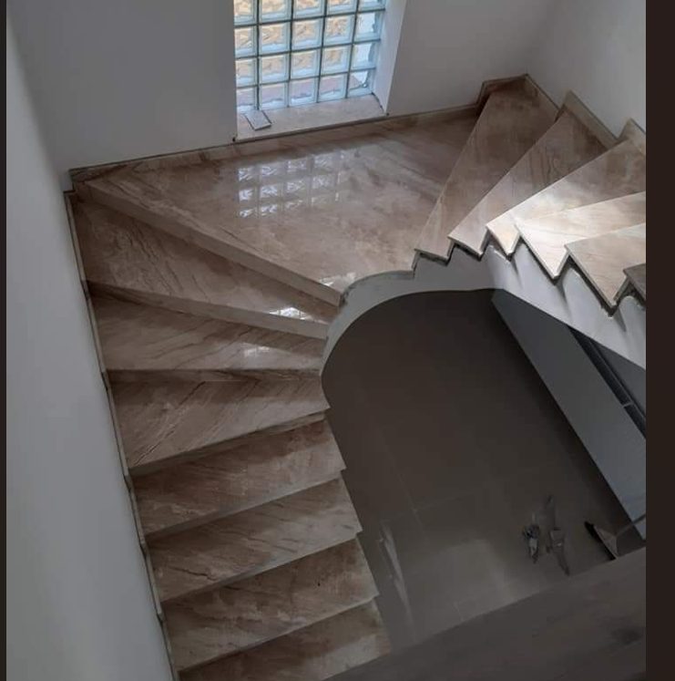 Scară placată cu piatră naturală – lucrare Kawa Stone