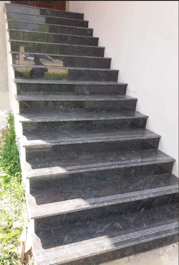 Scară placată cu piatră naturală – lucrare Kawa Stone