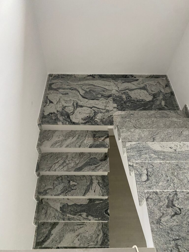Scară placată cu piatră naturală – lucrare Kawa Stone