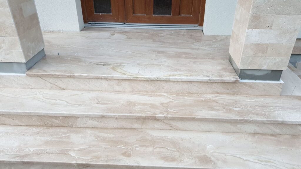 Scară placată cu piatră naturală – lucrare Kawa Stone