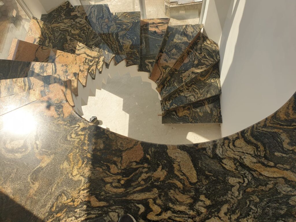 Scară placată cu piatră naturală – lucrare Kawa Stone
