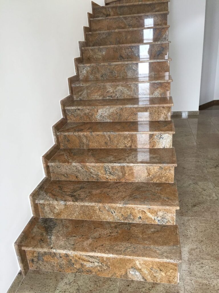 Scară placată cu piatră naturală – lucrare Kawa Stone