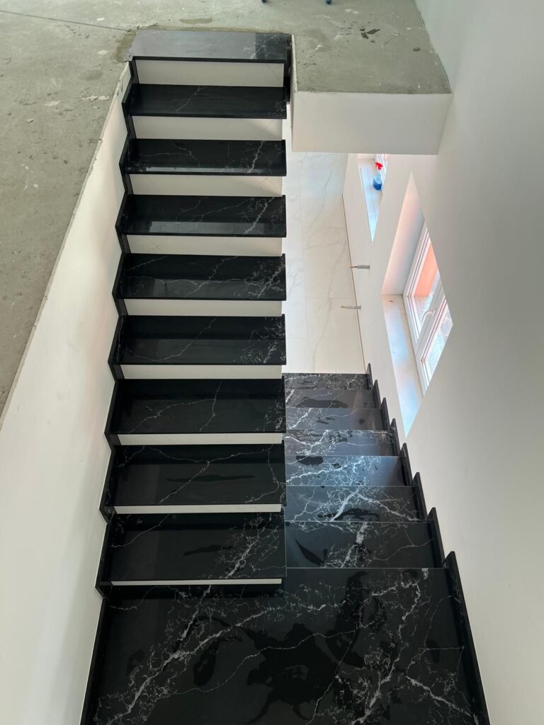 Scară placată cu piatră naturală – lucrare Kawa Stone