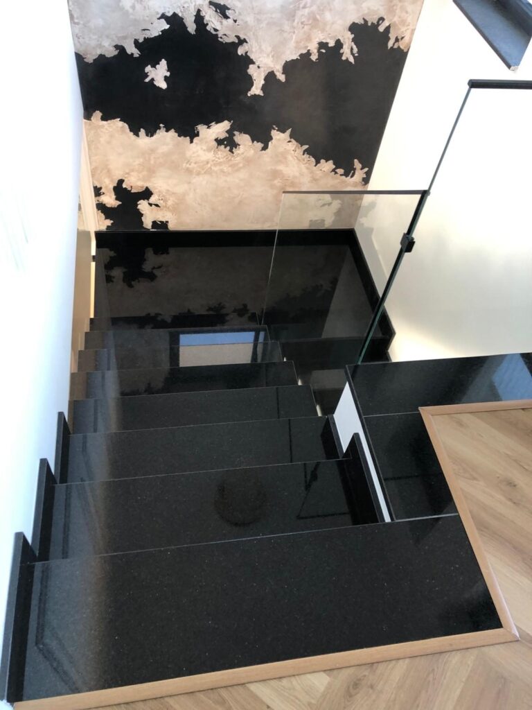 Scară placată cu piatră naturală – lucrare Kawa Stone