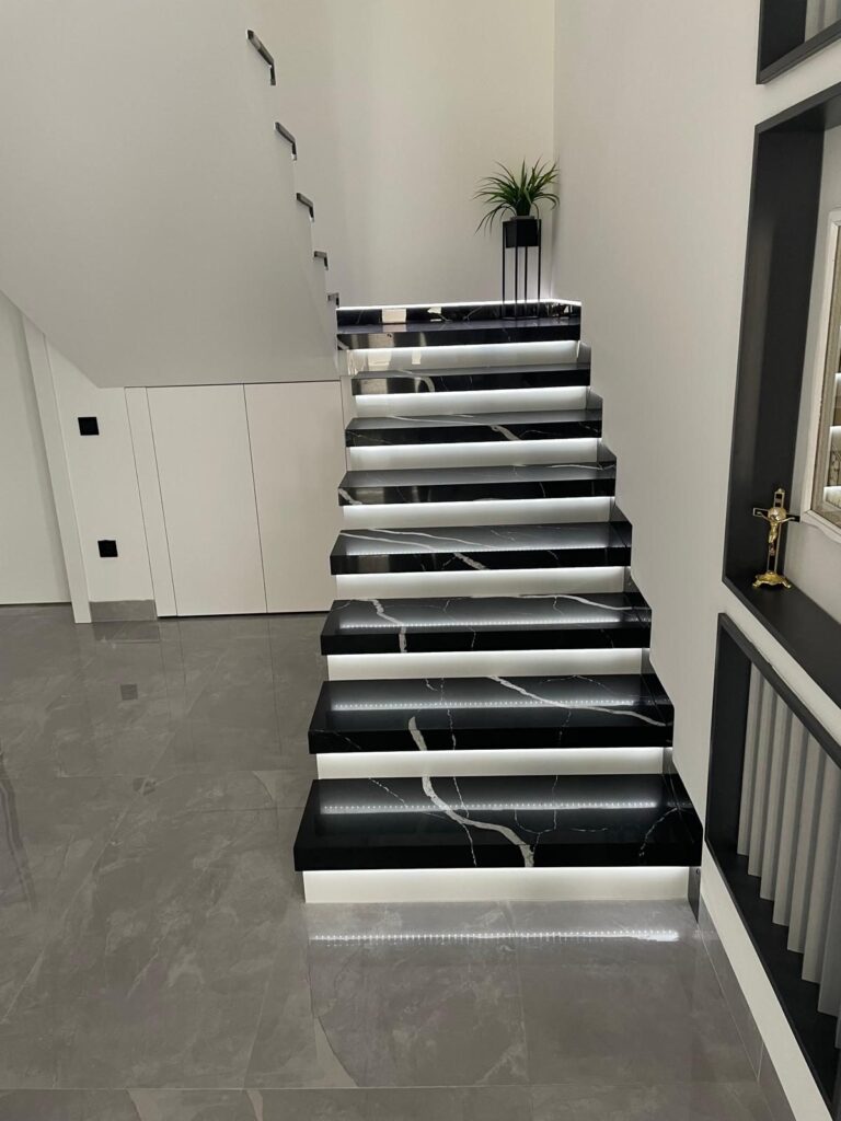 Scară placată cu piatră naturală – lucrare Kawa Stone