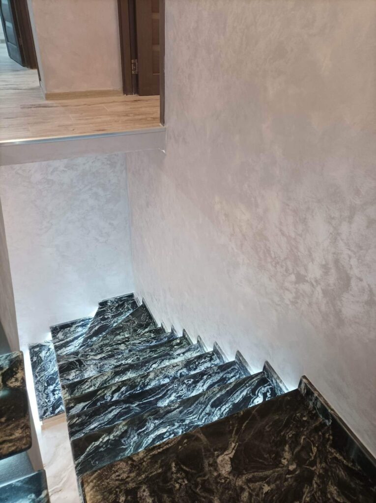 Scară placată cu piatră naturală – lucrare Kawa Stone