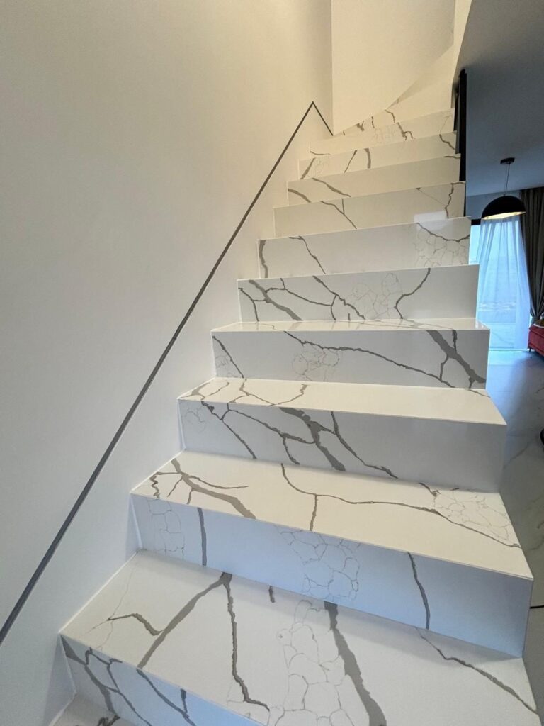 Scară placată cu piatră naturală – lucrare Kawa Stone