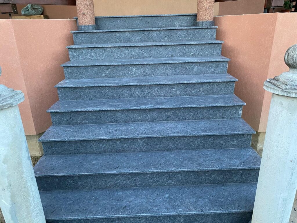 Scară placată cu piatră naturală – lucrare Kawa Stone