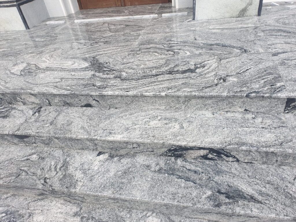 Scară placată cu piatră naturală – lucrare Kawa Stone