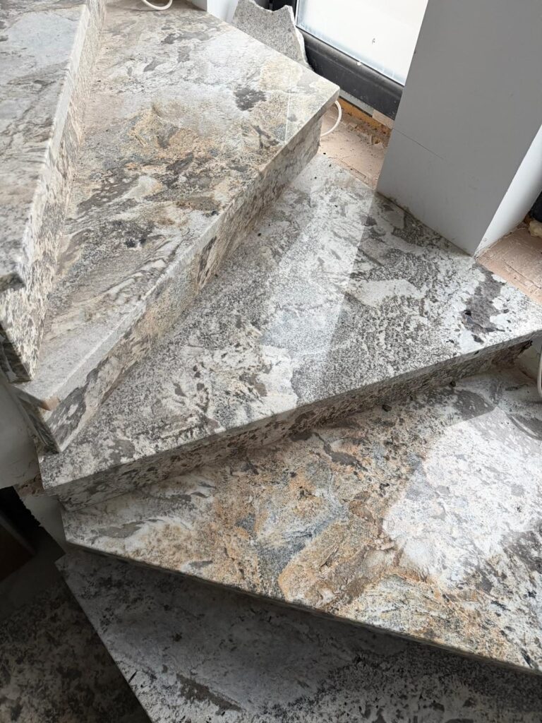 Scară placată cu piatră naturală – lucrare Kawa Stone