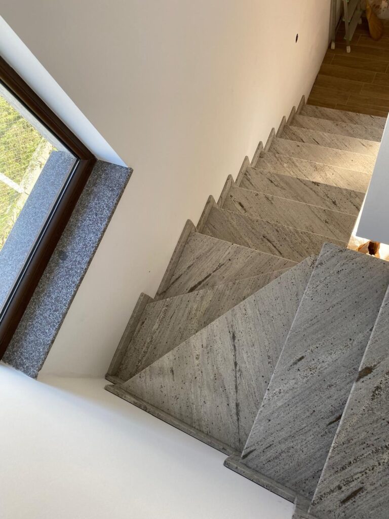 Scară placată cu piatră naturală – lucrare Kawa Stone