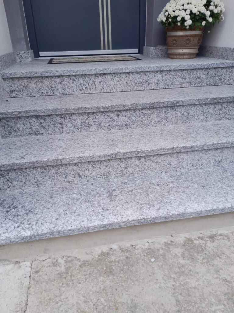 Scară placată cu piatră naturală – lucrare Kawa Stone