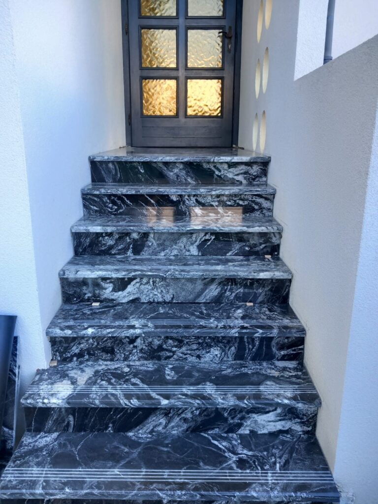 Scară placată cu piatră naturală – lucrare Kawa Stone