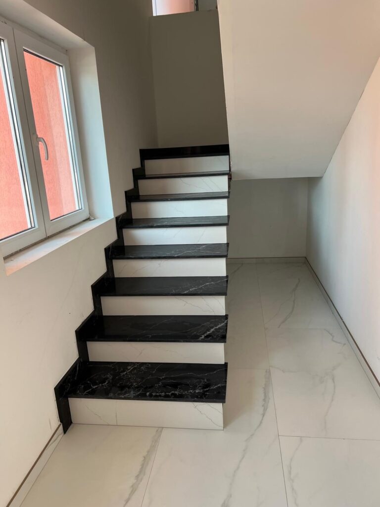 Scară placată cu piatră naturală – lucrare Kawa Stone
