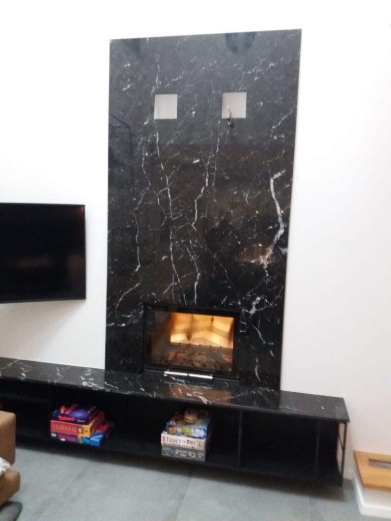 Șemineu placat cu piatră naturală – lucrare Kawa Stone