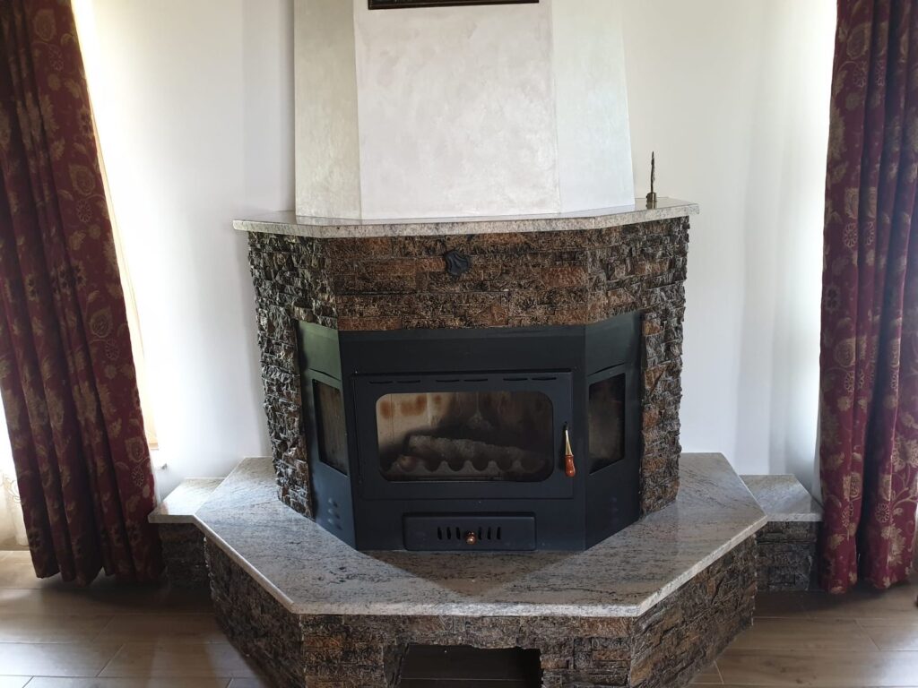 Șemineu placat cu piatră naturală – lucrare Kawa Stone