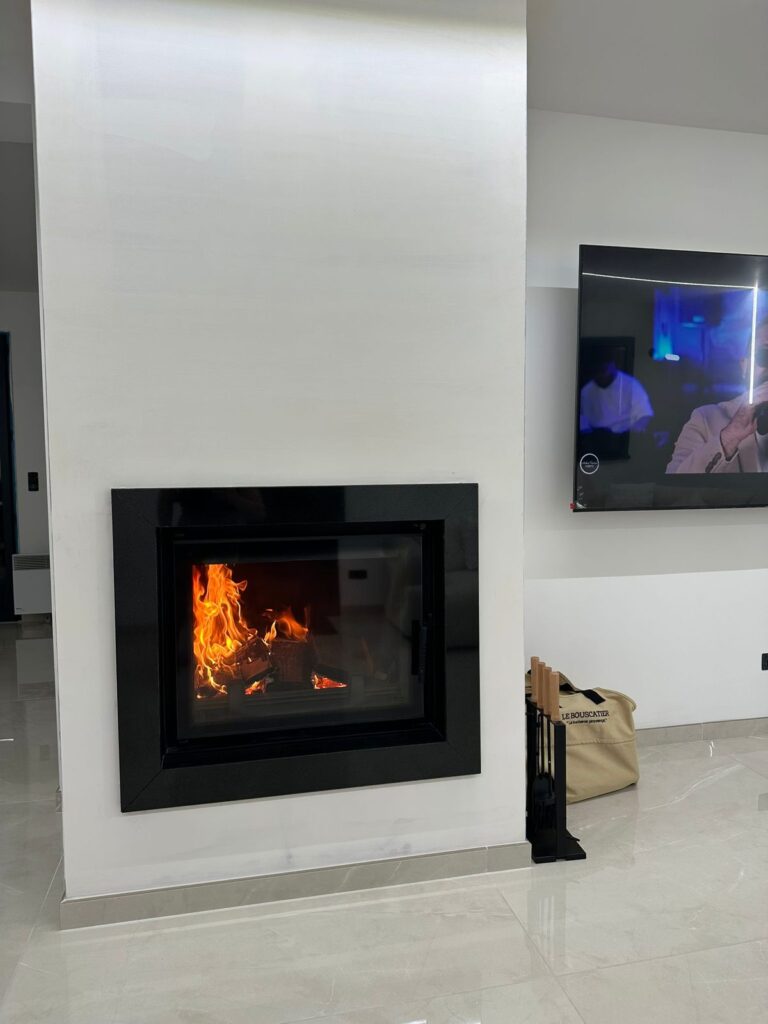 Șemineu placat cu piatră naturală – lucrare Kawa Stone