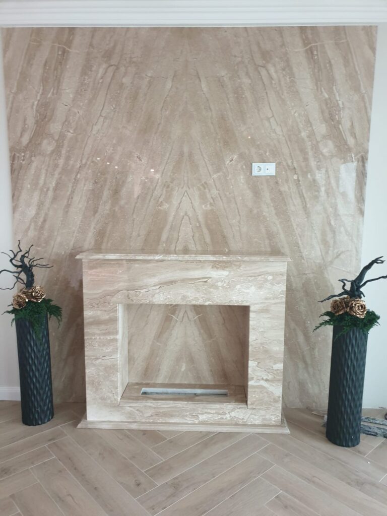 Șemineu placat cu piatră naturală – lucrare Kawa Stone