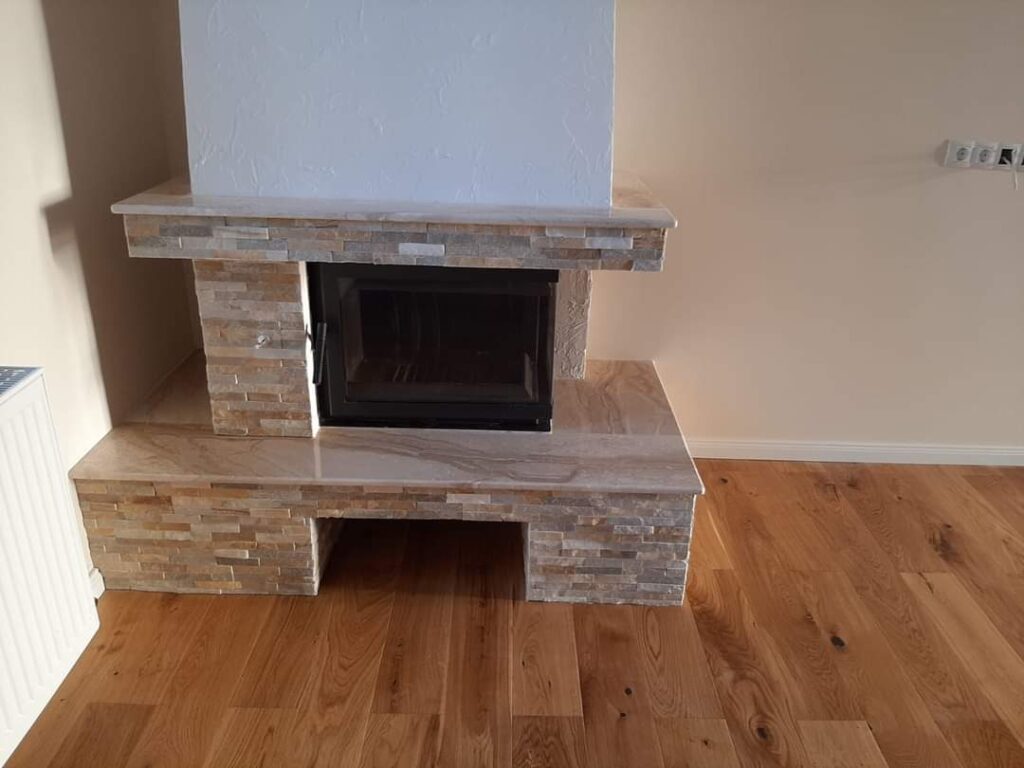 Șemineu placat cu piatră naturală – lucrare Kawa Stone